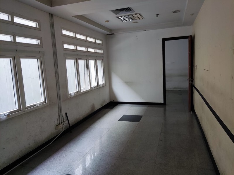 STRATEGIS! Ruang Usaha Luas di Supratman, Bandung!