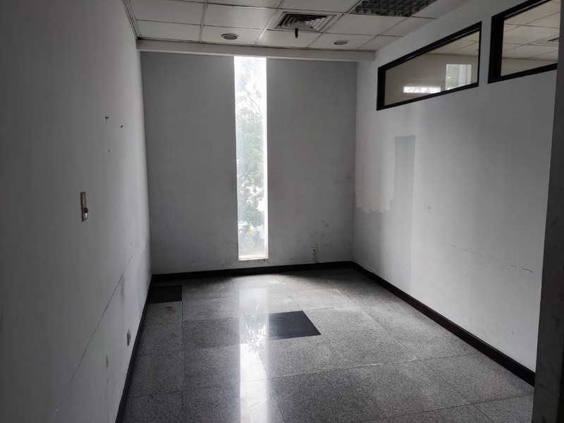 STRATEGIS! Ruang Usaha Luas di Supratman, Bandung!