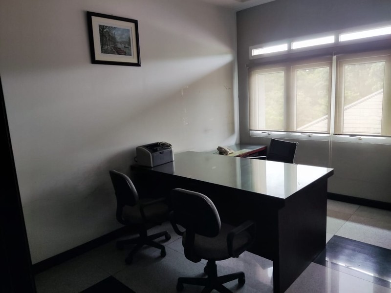 STRATEGIS! Ruang Usaha Luas di Supratman, Bandung!