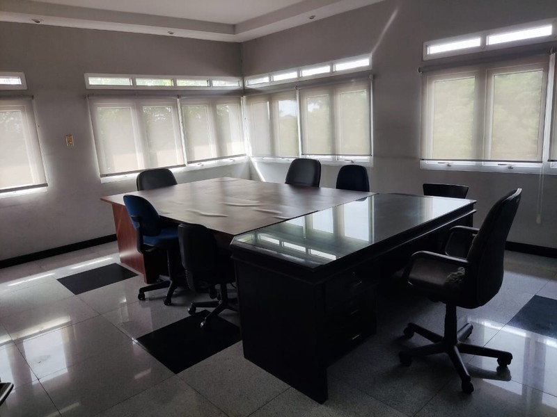 STRATEGIS! Ruang Usaha Luas di Supratman, Bandung!