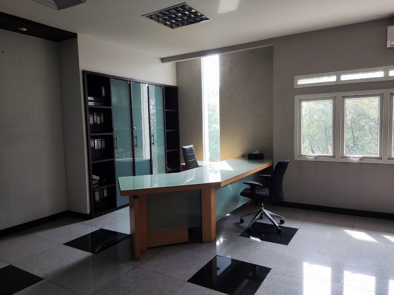 STRATEGIS! Ruang Usaha Luas di Supratman, Bandung!