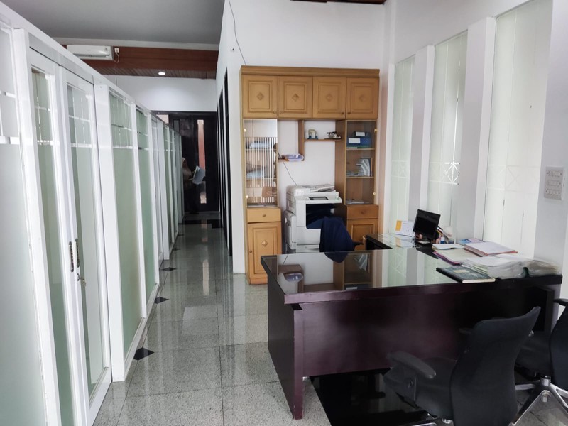 STRATEGIS! Ruang Usaha Luas di Supratman, Bandung!