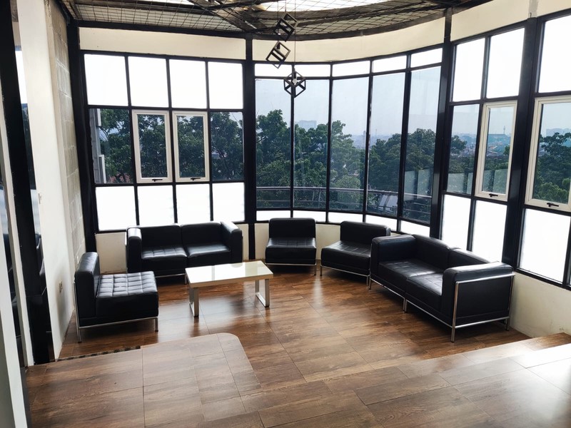 STRATEGIS! Ruang Usaha Luas di Supratman, Bandung!