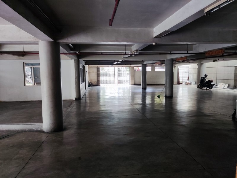 STRATEGIS! Ruang Usaha Luas di Supratman, Bandung!