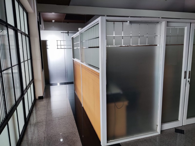 STRATEGIS! Ruang Usaha Luas di Supratman, Bandung!