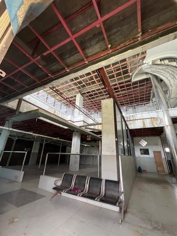 Gedung ex Showroom Tangerang Lokasi strategis Pinggir jalan raya