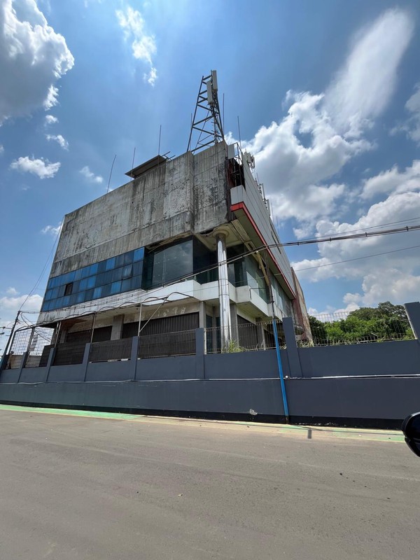 Gedung ex Showroom Tangerang Lokasi strategis Pinggir jalan raya