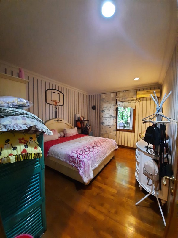 Rumah Bagus, Dengan Private Swimming Pool, Lokasi strategis di Pondok Pinang