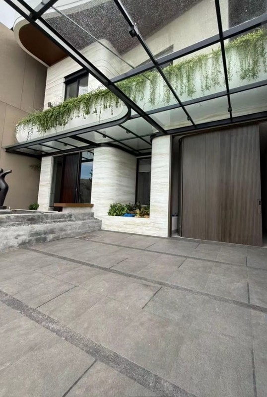 Dijual Rumah Baru Graha Family - Graha Famili Full Furnished Plus Unit Private Lift - Siap Huni Ready - Dekat Pakuwon Mall, Sma Petra 1, Citraland, Dian Istana, Bukit Darmo Golf, National Hospital