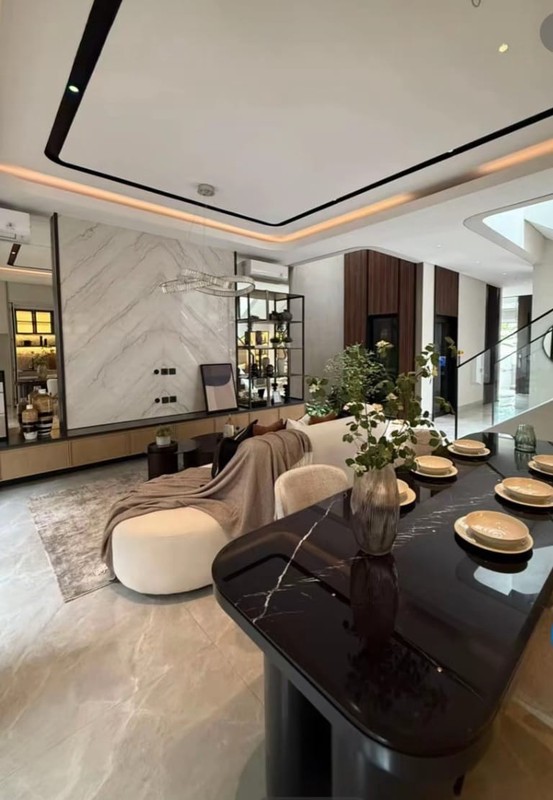 Dijual Rumah Baru Graha Family - Graha Famili Full Furnished Plus Unit Private Lift - Siap Huni Ready - Dekat Pakuwon Mall, Sma Petra 1, Citraland, Dian Istana, Bukit Darmo Golf, National Hospital