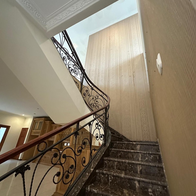 Turun Harga! Dijual Rumah Mewah 2 Lantai di Perumahan Margorejo Indah, Surabaya - Kini Hanya 8,250M Nego Hingga Deal.