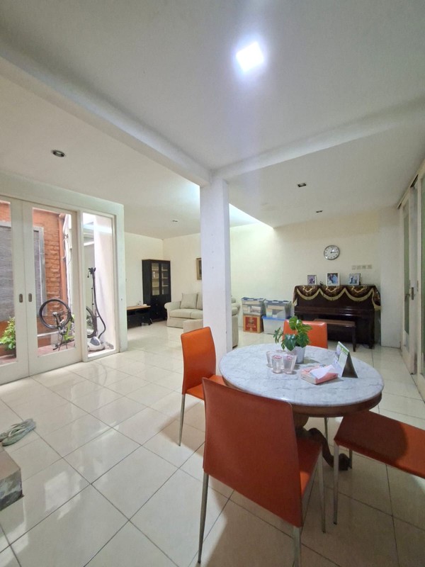 Rumah Cantik 2¼ Lantai Di Bintaro dengan KT 3+1 dan KM 3+1 sudah SHM Baru Renov 2020.