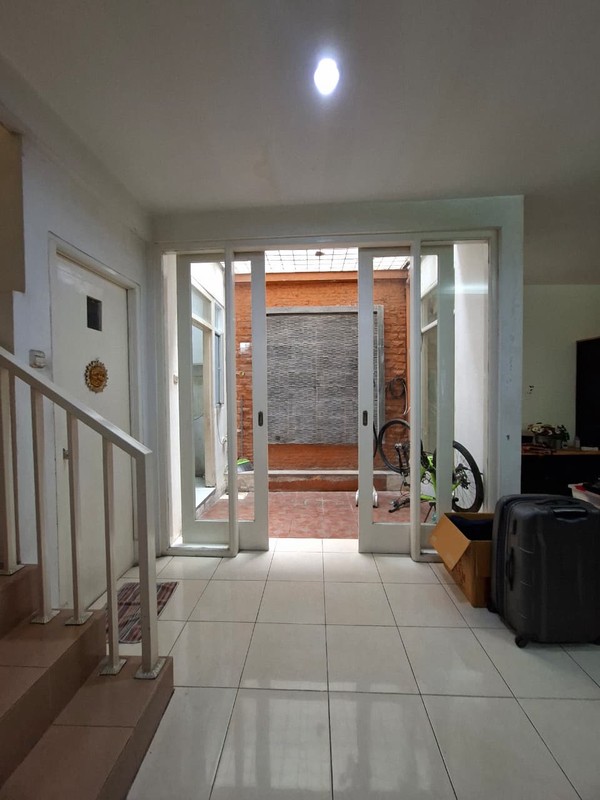 Rumah Cantik 2¼ Lantai Di Bintaro dengan KT 3+1 dan KM 3+1 sudah SHM Baru Renov 2020.