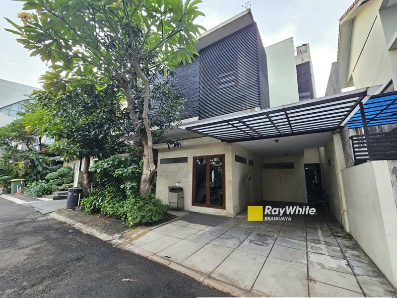 Townhouse di Cipete Utara, Kebayoran Baru, Dalam Cluster, 5 menit ke MRT Haji Nawi