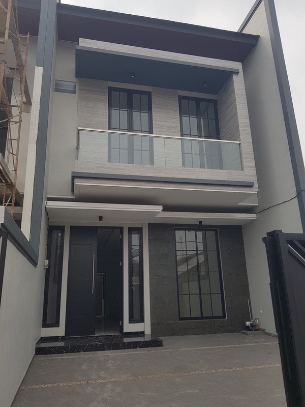 Dijual Rumah Tengah Kota Manyar Kertoadi Baru Gress