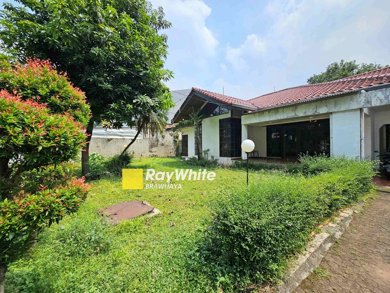 DIJUAL DI HARGA NJOP ! Rumah di Jalan Benda Kemang, Jakarta Selatan, LT 985 m2, 15 menit ke Mal Kemang Village
