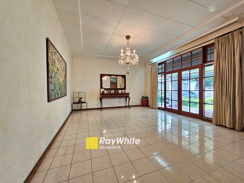 DIJUAL DI HARGA NJOP ! Rumah di Jalan Benda Kemang, Jakarta Selatan, LT 985 m2, 15 menit ke Mal Kemang Village