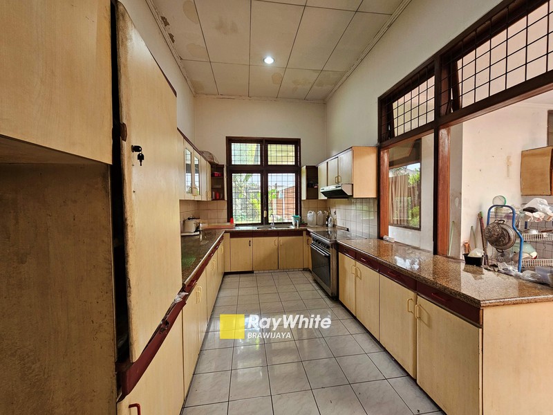 DIJUAL DI HARGA NJOP ! Rumah di Jalan Benda Kemang, Jakarta Selatan, LT 985 m2, 15 menit ke Mal Kemang Village