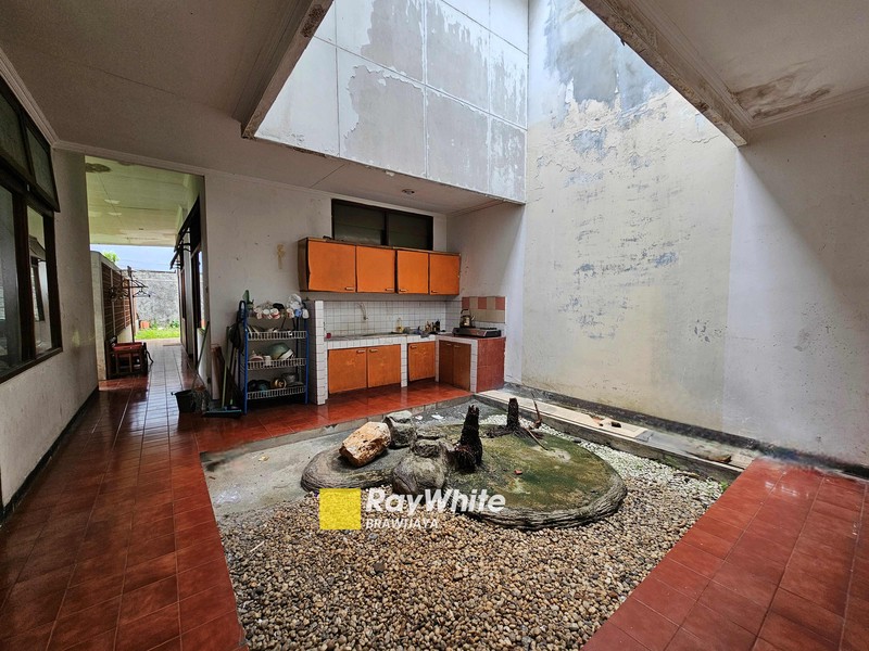 DIJUAL DI HARGA NJOP ! Rumah di Jalan Benda Kemang, Jakarta Selatan, LT 985 m2, 15 menit ke Mal Kemang Village