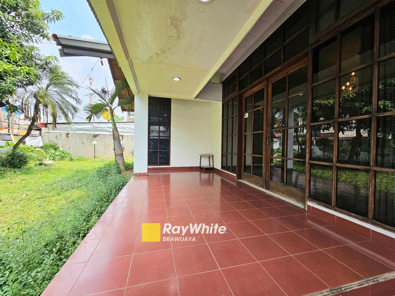 DIJUAL DI HARGA NJOP ! Rumah di Jalan Benda Kemang, Jakarta Selatan, LT 985 m2, 15 menit ke Mal Kemang Village