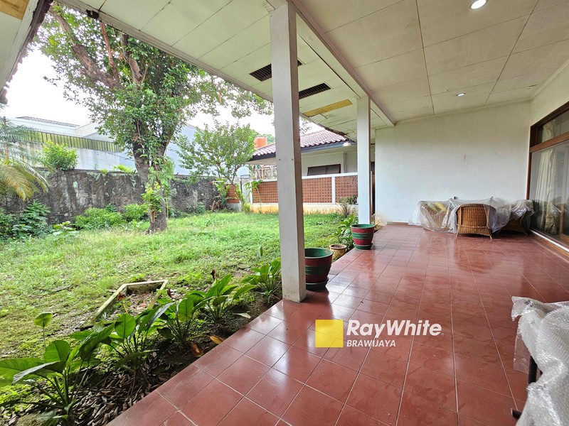 DIJUAL DI HARGA NJOP ! Rumah di Jalan Benda Kemang, Jakarta Selatan, LT 985 m2, 15 menit ke Mal Kemang Village