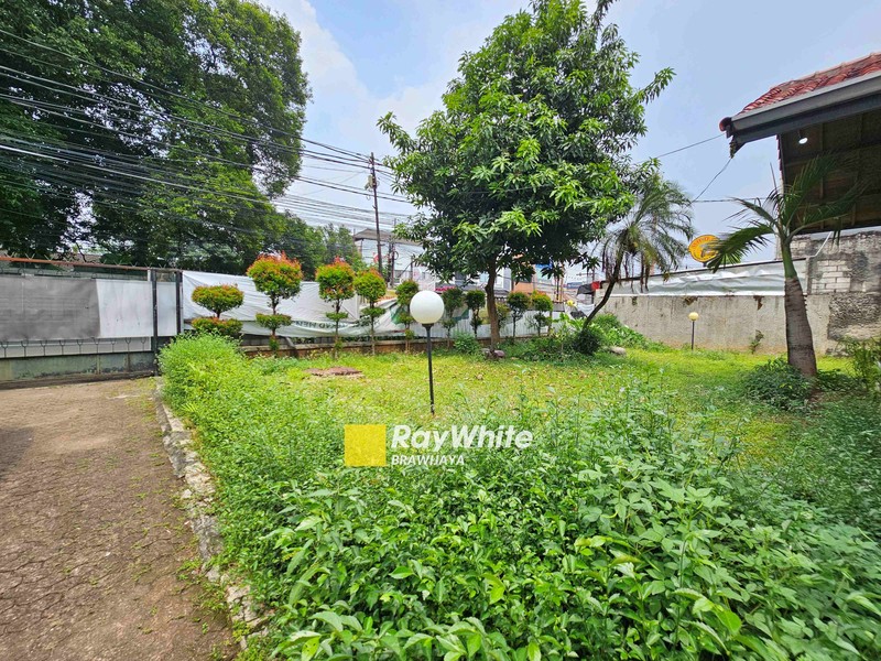 DIJUAL DI HARGA NJOP ! Rumah di Jalan Benda Kemang, Jakarta Selatan, LT 985 m2, 15 menit ke Mal Kemang Village