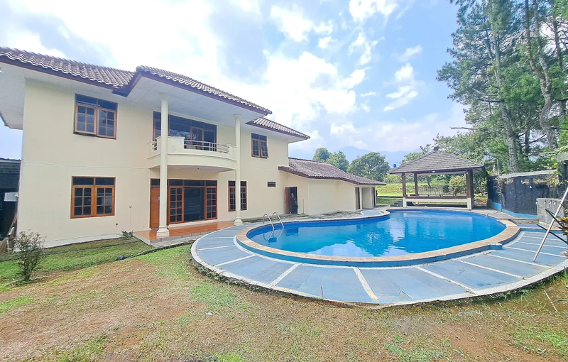 Villa 2 Lantai Cisarua Bogor Luas 4.950 m2 dengan Kolam Renang