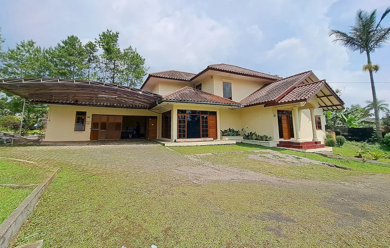 Villa 2 Lantai Cisarua Bogor Luas 4.950 m2 dengan Kolam Renang