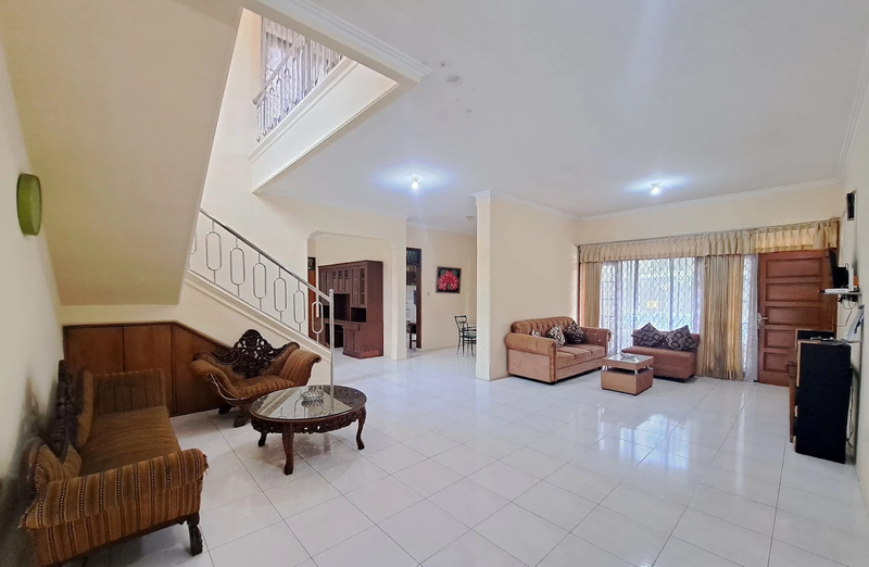 Villa 2 Lantai Cisarua Bogor Luas 4.950 m2 dengan Kolam Renang