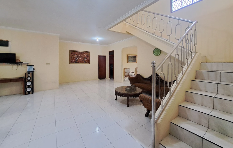 Villa 2 Lantai Cisarua Bogor Luas 4.950 m2 dengan Kolam Renang