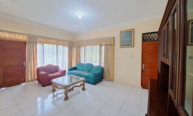 Villa 2 Lantai Cisarua Bogor Luas 4.950 m2 dengan Kolam Renang