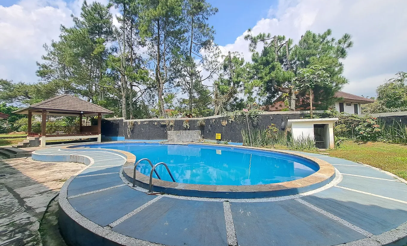 Villa 2 Lantai Cisarua Bogor Luas 4.950 m2 dengan Kolam Renang