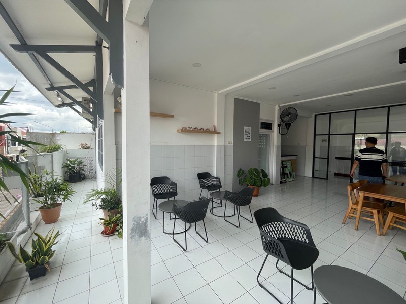 Disewakan Ruang Usaha 2 Lantai Strategis di Area Bisnis Jl. Kaliurang KM 5 (Dekat Kampus), Caturtunggal, Depok, Sleman