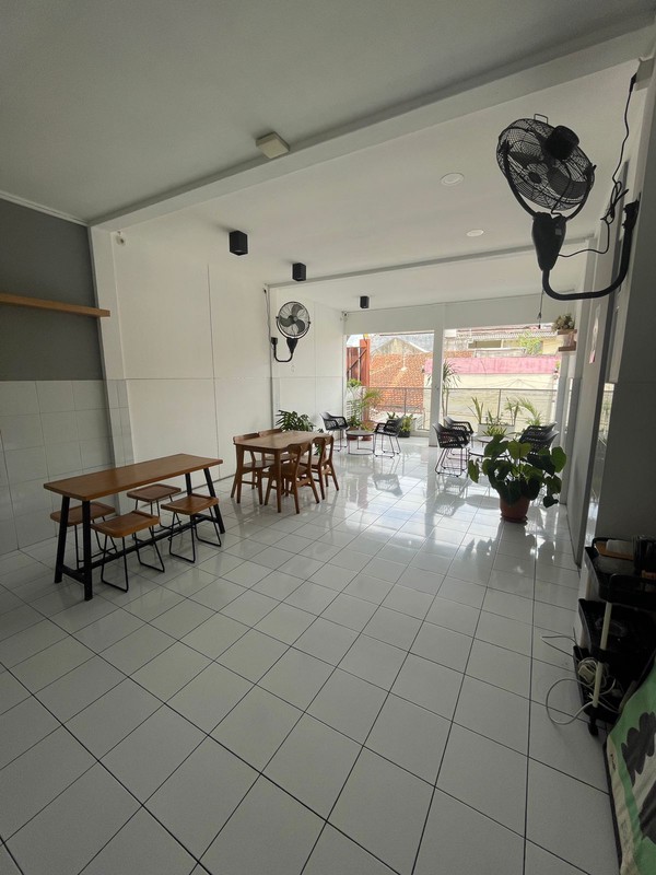 Disewakan Ruang Usaha 2 Lantai Strategis di Area Bisnis Jl. Kaliurang KM 5 (Dekat Kampus), Caturtunggal, Depok, Sleman