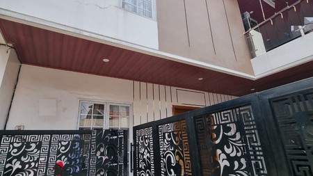 Rumah Bagus 2 Lantai Lokasi strategis, Bebas Banjir siap huni