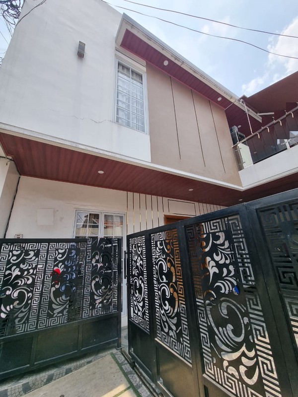 Rumah Bagus 2 Lantai Lokasi strategis, Bebas Banjir siap huni