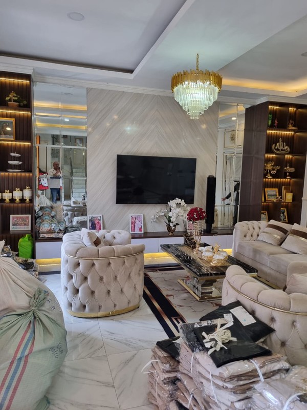 Rumah Bagus 2 Lantai Lokasi strategis, Bebas Banjir siap huni