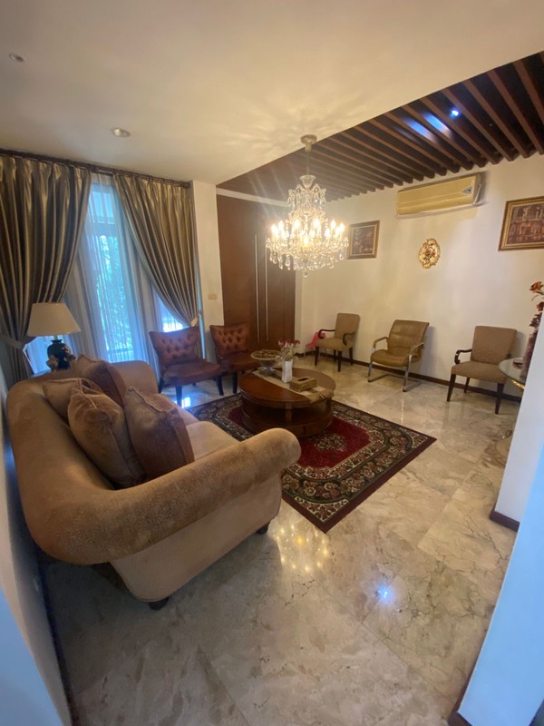 Rumah Luas dengan Kolam Renang di Lebak Bulus