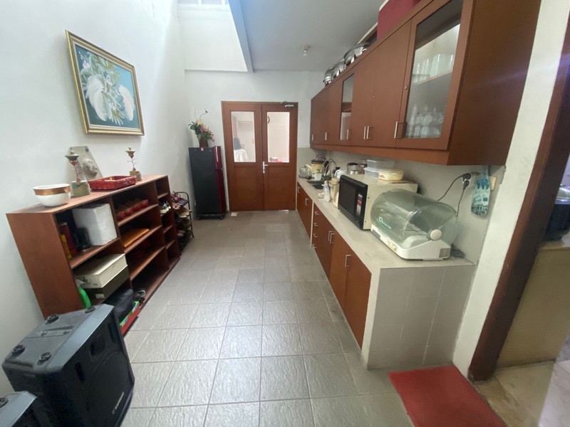 Rumah Luas dengan Kolam Renang di Lebak Bulus