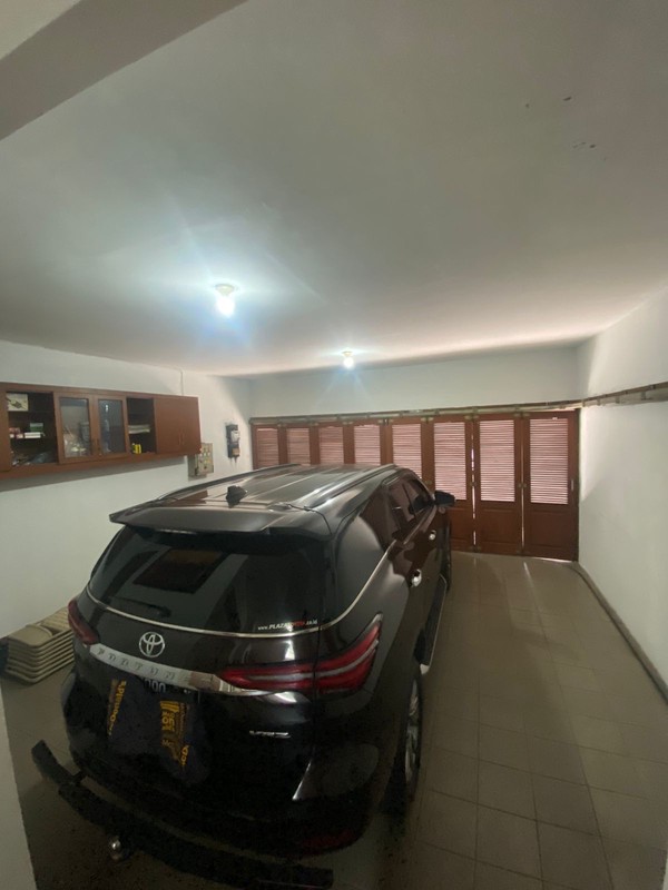 Rumah Luas dengan Kolam Renang di Lebak Bulus