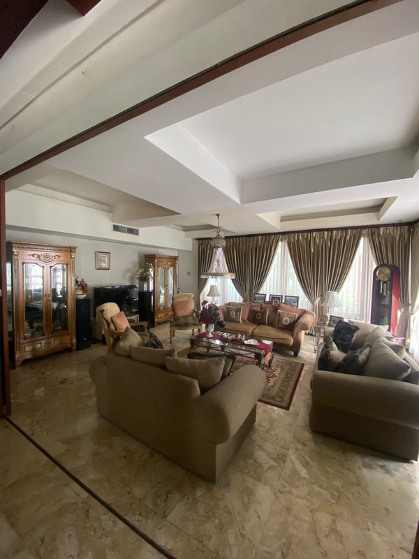 Rumah Luas dengan Kolam Renang di Lebak Bulus