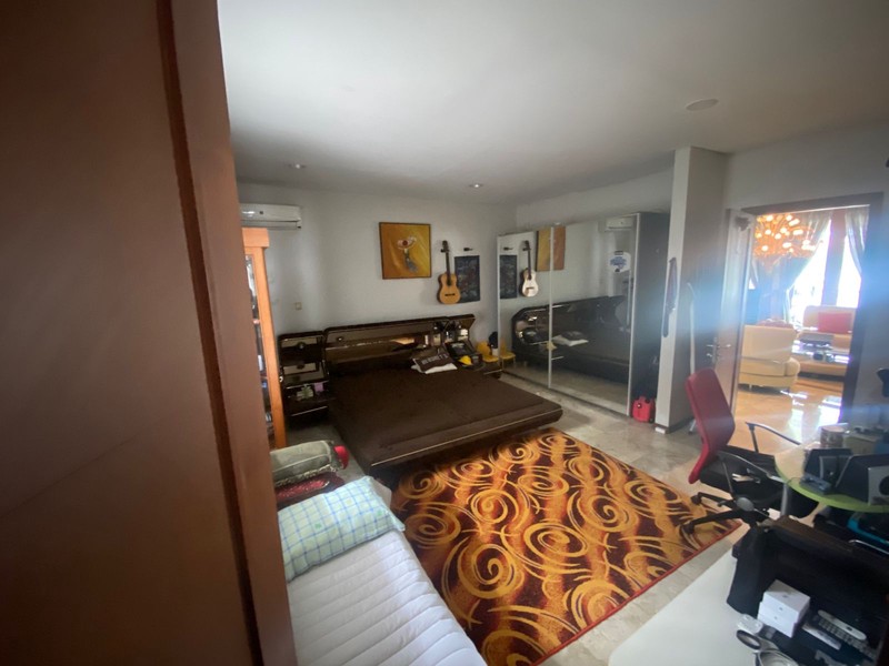 Rumah Luas dengan Kolam Renang di Lebak Bulus