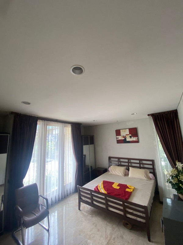 Rumah Luas dengan Kolam Renang di Lebak Bulus