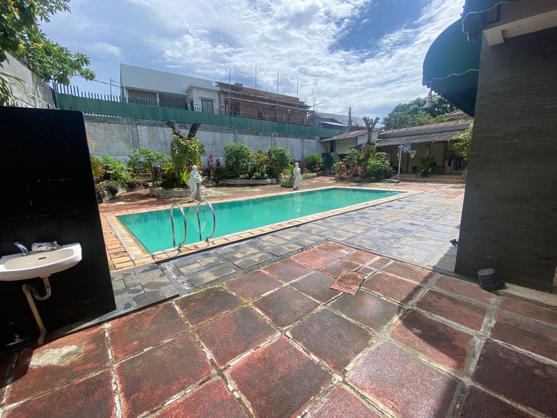 Rumah Luas dengan Kolam Renang di Lebak Bulus