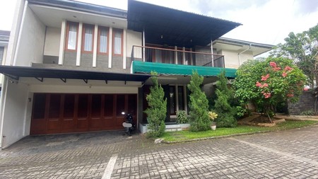 Rumah Luas dengan Kolam Renang di Lebak Bulus