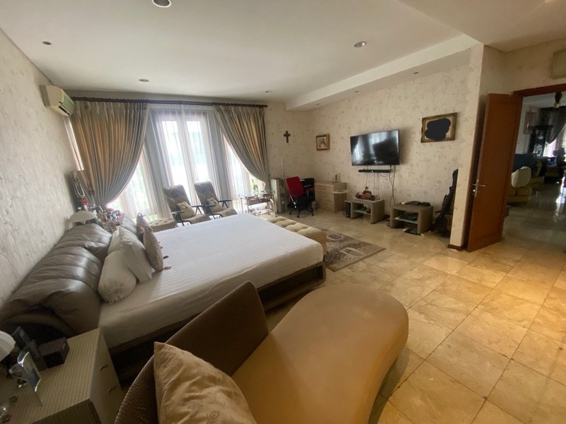 Rumah Luas dengan Kolam Renang di Lebak Bulus