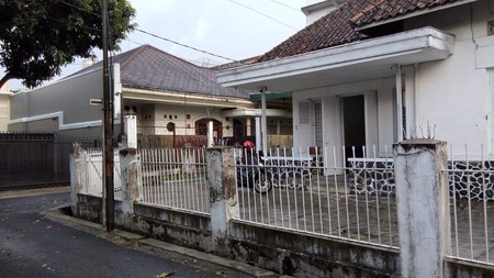 Rumah Besar dengan Halaman Luas di Sayap Riau