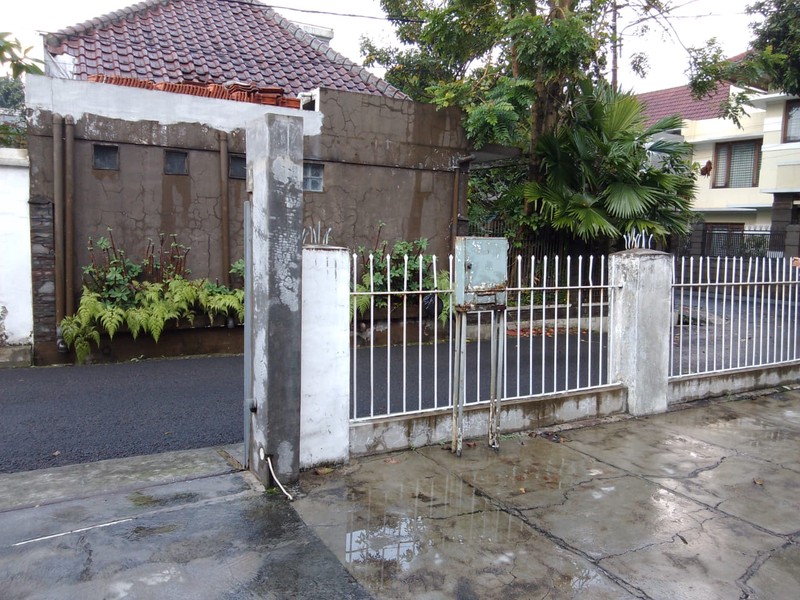 Rumah Besar dengan Halaman Luas di Sayap Riau