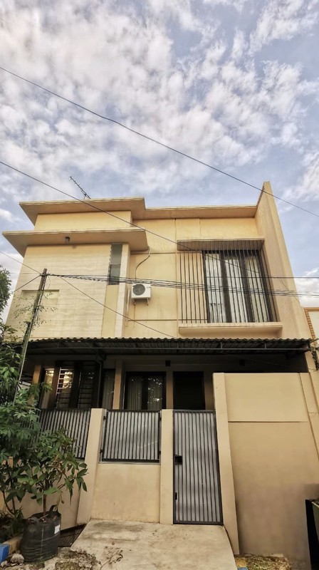 Kesempatan Langka! Rumah Rungkut Surabaya 2 M - Siap Huni & Lokasi Premium