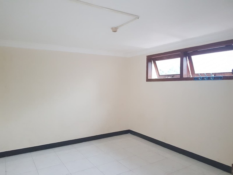 Rumah 3 Lantai di Tengah Kota Sayap Otista Bandung